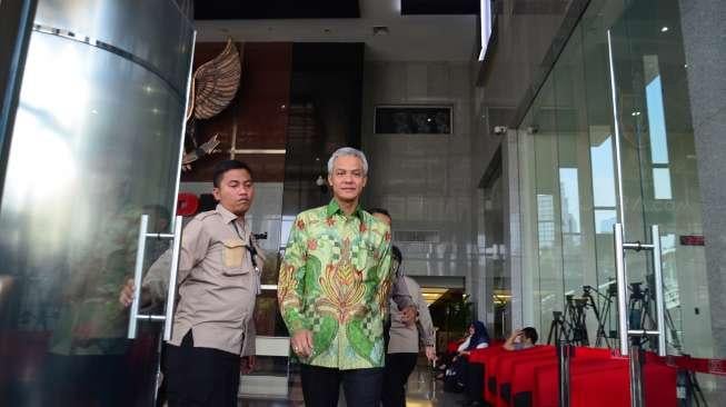 Gubernur Jawa Tengah Ganjar Pranowo usai diperiksa KPK, di Jakarta, Selasa (4/7).