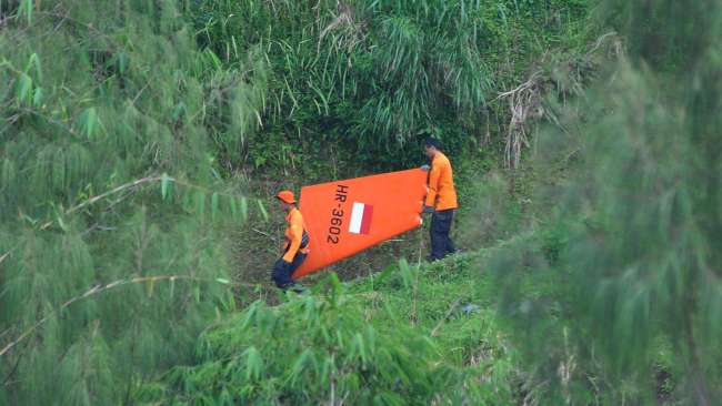 Sejumlah anggota SAR melakukan proses evakuasi serpihan helikopter Basarnas yang mengalami kecelakaan di gunung Butak Desa Canggal, Candiroto,Temanggung, Jateng, Rabu (5/7).