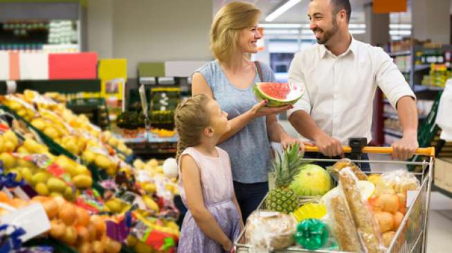 Ilustrasi keluarga belanja buah dan sayuran di swalayan. (Shutterstock)