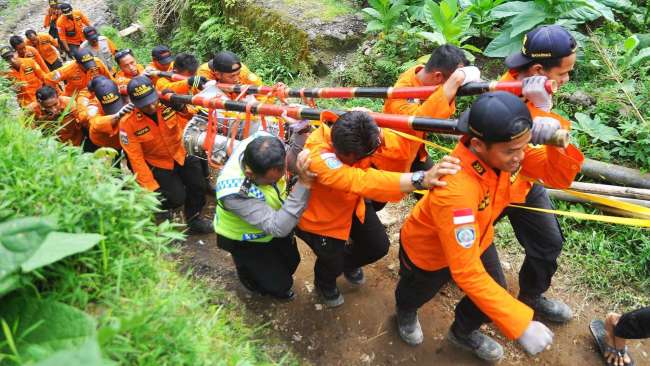 Sejumlah anggota SAR melakukan proses evakuasi serpihan helikopter Basarnas yang mengalami kecelakaan di gunung Butak Desa Canggal, Candiroto,Temanggung, Jateng, Rabu (5/7).