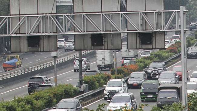 Suasana kemacetan kendaraan yang terjadi di ruas arteri MT Haryono, Cawang menuju Pancoran, Jakarta, Kamis (6/7).