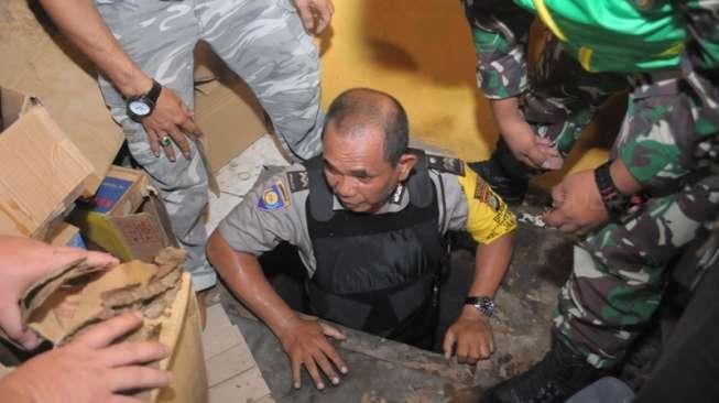 Polisi Bekasi Gerebek Bunker Warung Gaul, Isinya Mengejutkan