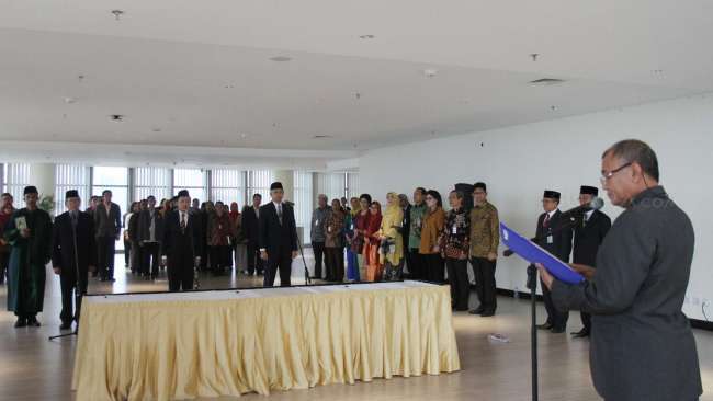 Komisi Pemberantasan Korupsi (KPK) melantik tiga penasihat baru yaitu (dari kiri) Budi Santoso, Moh.Tsani Annafari, dan Sarwono Sutikno di Auditorium Gedung KPK, Jakarta, Kamis (6/7).