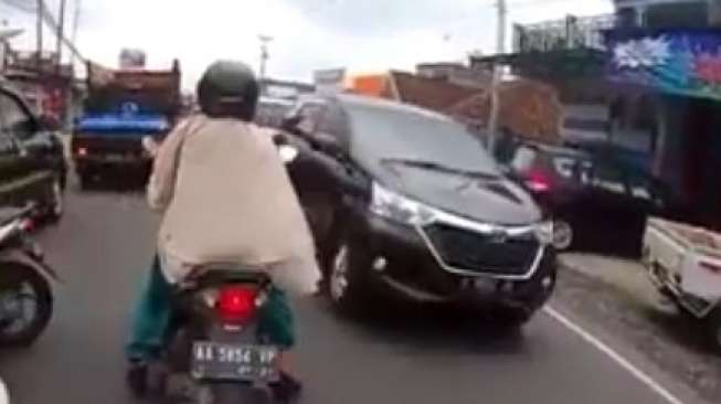 Bocah 16 Tahun Dikeroyok Gara-gara Nyalip Pemotor Mabuk di Jalan Laswi