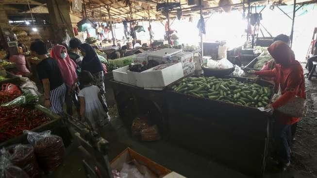 Suasana aktivitas jual-beli bahan kebutuhan pokok di Pasar Senen, Jakarta, Jumat (7/7/2017). [Suara.com/Kurniawan Mas'ud]