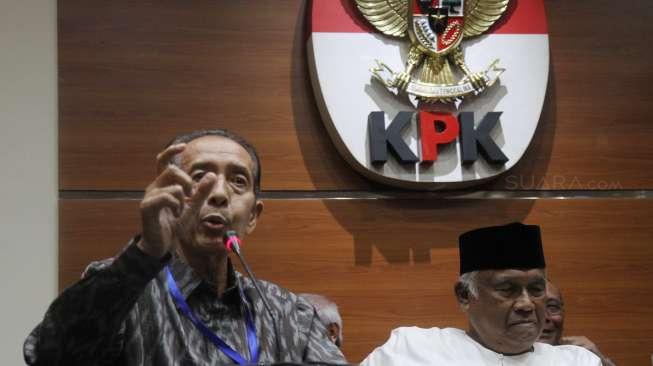 Sejumlah mantan pimpinan KPK hadir memberikan keterangan kepada media terkait dukungan bagi KPK dan upaya hak angket DPR, di Gedung KPK, Jakarta, Jumat (7/7/2017). [Suara.com/Oke Atmaja]