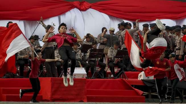 Sebagian kegiatan oleh prajurit Polri saat menjalani upacara gladi kotor menjelang puncak perayaan HUT Bhayangkara ke-71 di Lapangan Silang Monas, Jakarta, Jumat (7/7/2017). [Suara.com/Kurniawan Mas'ud]