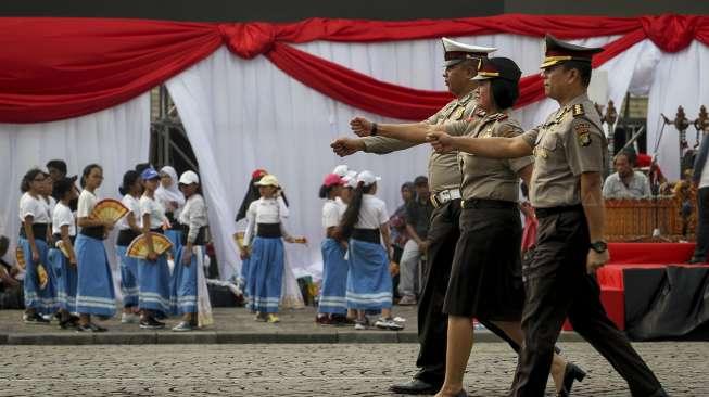 Bagian dari kegiatan yang diikuti prajurit Polri saat upacara gladi kotor menjelang puncak perayaan HUT Bhayangkara ke-71 di Lapangan Silang Monas, Jakarta, Jumat (7/7/2017). [Suara.com/Kurniawan Mas'ud]