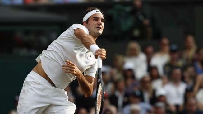 Petenis Swiss Roger Federer menghadapi Dusan Lajovic di ajang Wimbledon [AFP]