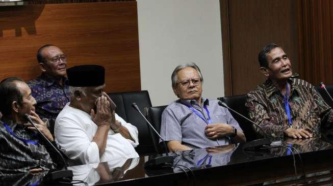 Sejumlah mantan pimpinan KPK ketika berkumpul memberikan keterangan kepada media terkait dukungan bagi KPK dan upaya hak angket DPR, di Gedung KPK, Jakarta, Jumat (7/7/2017). [Suara.com/Oke Atmaja]