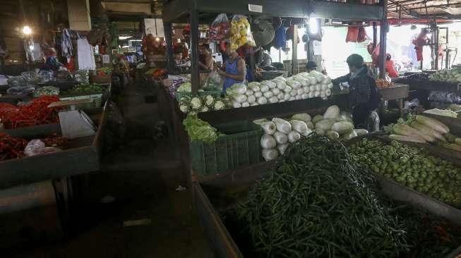 Aktivitas pedagang dan jual-beli bahan kebutuhan pokok di Pasar Senen, Jakarta, Jumat (7/7/2017). [Suara.com/Kurniawan Mas'ud]