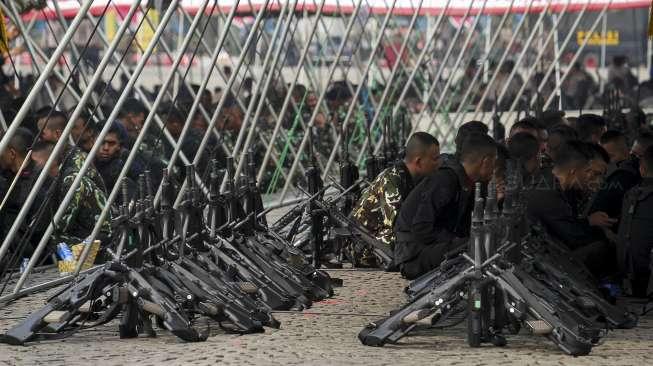 Ribuan prajurit Polri tampak menjalani upacara gladi kotor menjelang puncak perayaan HUT Bhayangkara ke-71 di Lapangan Silang Monas, Jakarta, Jumat (7/7/2017). [Suara.com/Kurniawan Mas'ud]