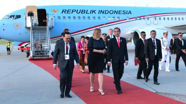Trump diapit Jokowi dan Macron di KTT G20