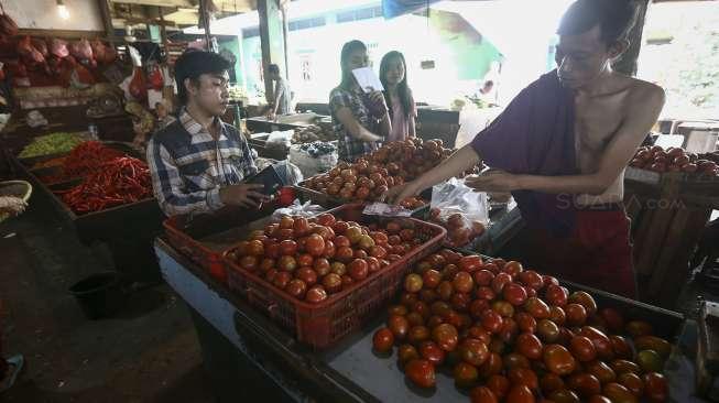Suasana jual-beli bahan kebutuhan pokok di Pasar Senen, Jakarta, Jumat (7/7/2017). [Suara.com/Kurniawan Mas'ud]