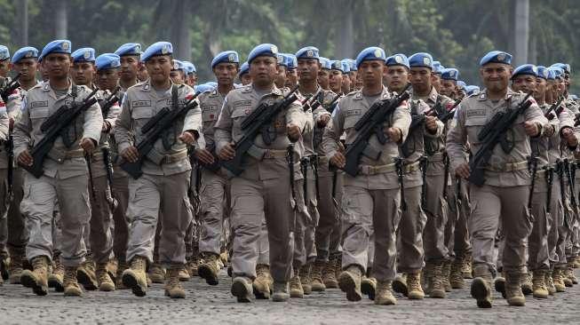 Ribuan prajurit Polri menjalani upacara gladi kotor menjelang puncak perayaan HUT Bhayangkara ke-71 di Lapangan Silang Monas, Jakarta, Jumat (7/7/2017). [Suara.com/Kurniawan Mas'ud]