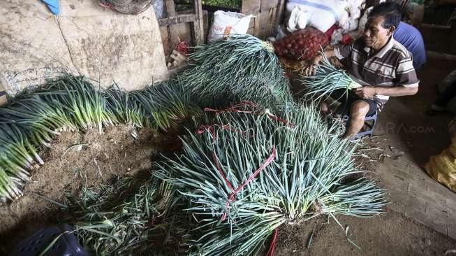 Suasana aktivitas pedagang sayur-mayur dan sejumlah bahan kebutuhan pokok di Pasar Senen, Jakarta, Jumat (7/7/2017). [Suara.com/Kurniawan Mas'ud]