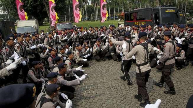 Prajurit Polri saat menjalani upacara gladi kotor menjelang puncak perayaan HUT Bhayangkara ke-71 di Lapangan Silang Monas, Jakarta, Jumat (7/7/2017). [Suara.com/Kurniawan Mas'ud]