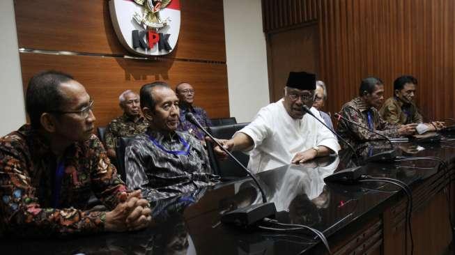 Sejumlah mantan pimpinan KPK memberikan keterangan kepada media terkait dukungan bagi KPK dan upaya hak angket DPR, di Gedung KPK, Jakarta, Jumat (7/7/2017). [Suara.com/Oke Atmaja]