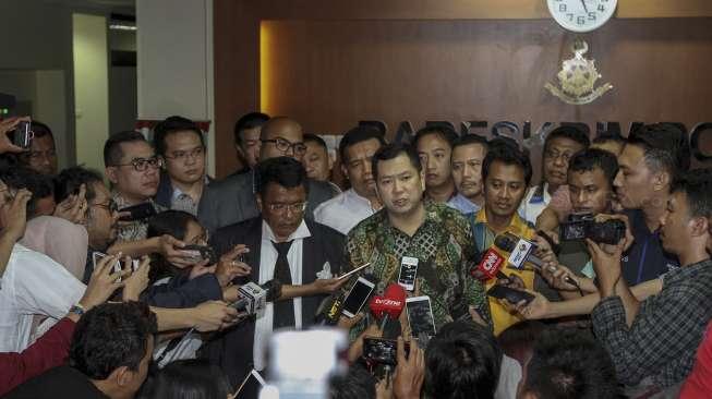 Presiden Direktur PT MNC yang juga Ketua Umum Partai Perindo, Hary Tanoesoedibjo, memberikan keterangan usai menjalani pemeriksaan sebagai tersangka di Bareskrim Polri, Jakarta, Jumat (7/7/2017). [Suara.com/Kurniawan Mas'ud]