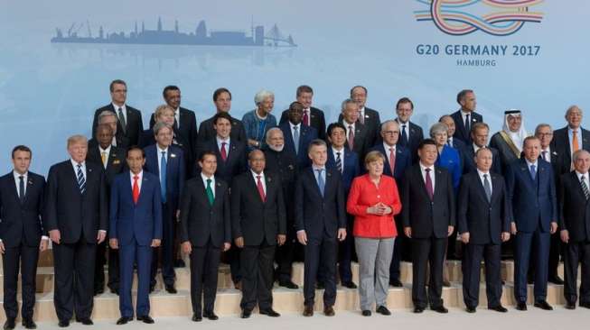 Ini Alasan Trump di Samping Macron saat Foto Bersama KTT G20