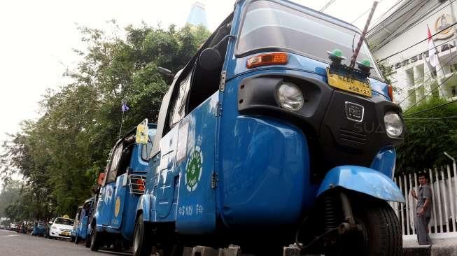 Suasana pangkalan bajaj di kawasan Stasiun Cikini, Jakarta, Sabtu (8/7/2017). [Suara.com/Oke Atmaja]