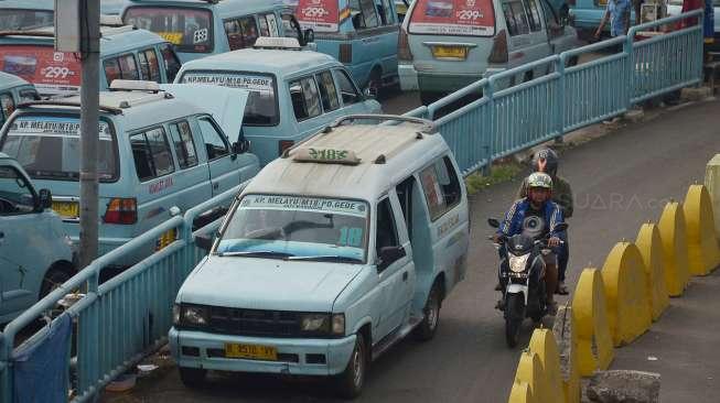 Sejumlah angkutan kota (angkot) tampak melintas di kawasan Terminal Kampung Melayu, Jakarta, Sabtu (8/7/2017). [Suara.com/Oke Atmaja]