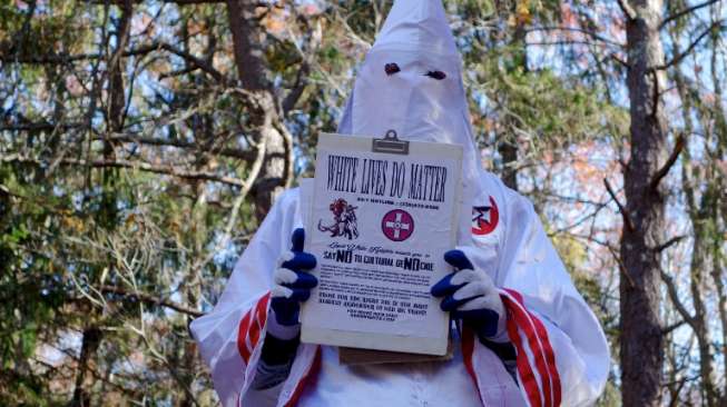 Seorang anggota Ku Klux Klan yang mengaku bernama Gary Munker tengah berposes saat diwawancarai AFP di Hampton Bays, New York, AS, 22 November 2016. [William EDWARDS / AFP]