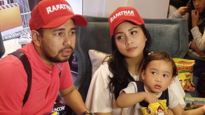 Raffi Ahmad bersama Nagita Slavina dan Rafathar di acara meet and greet jelang pemutaran film 'Rafathar' Gandaria City, Jakarta Selatan, Minggu (9/7/2017). [suara.com/Ismail]