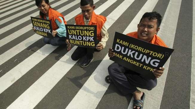 Sejumlah aktivis antikorupsi melakukan aksi parodi di gedung KPK, Minggu (9/7). (Suara.com/Kurniawan Mas'ud)