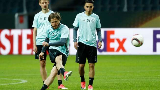 Gelandang Ajax Abdelhak Nouri (kanan) saat melakukan sesi latihan di Friends Arena sebelum menghadapi Manchester United di final Liga Europa. Odd ANDERSEN / AFP