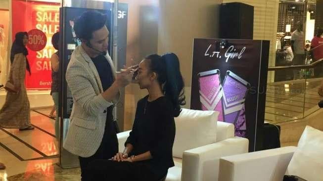 Lagi Ngetren, Merek Kosmetik Ini Rilis Lipstik Metalik