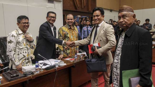 Pakar hukum tata negara, Yusril Ihza Mahendra bersama dengan Prof Zain Badjeber memenuhi undangan Panitia Khusus (Pansus) Hak Angket Komisi Pemberantasan Korupsi (KPK) DPR RI di Kompleks Parlemen, Senayan, Jakarta, Senin (10/7). 