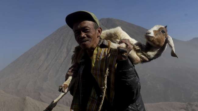 Upacara Yadnya Kasada di Gunung Bromo, Probolinggo, Jawa Timur, Senin (10/7).