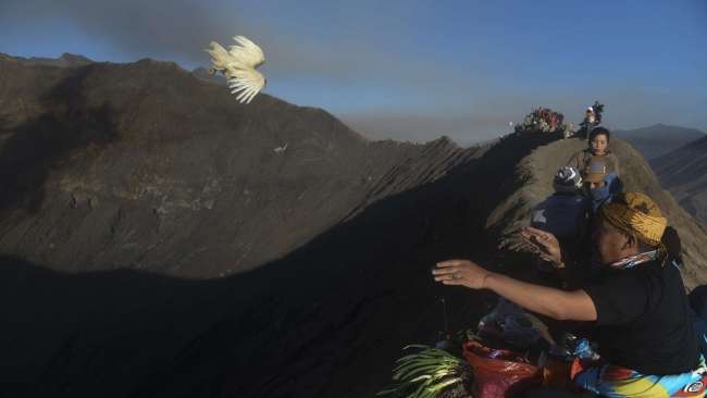 Upacara Yadnya Kasada di Gunung Bromo, Probolinggo, Jawa Timur, Senin (10/7).