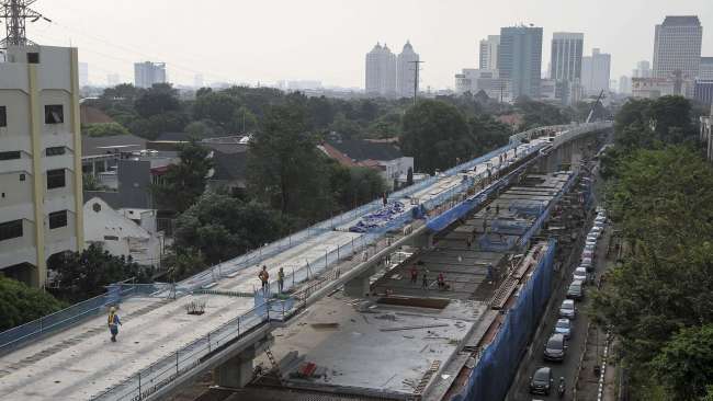 Suasana pembangunan Mass Rapid Transportation (MRT) koridor Lebak Bulus-Bundaran Hotel Indonesia, Jakarta, Senin (10/7).