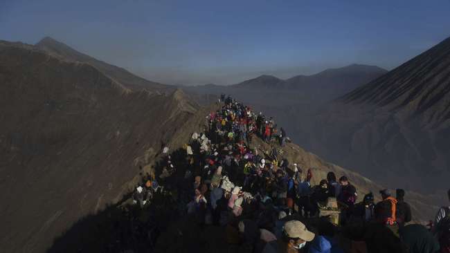 Upacara Yadnya Kasada di Gunung Bromo, Probolinggo, Jawa Timur, Senin (10/7).