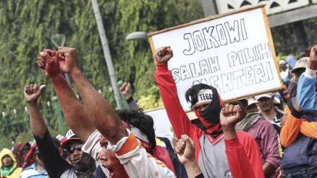 Aliansi Nelayan Indonesia berunjuk rasa di depan Istana, Jakarta, Selasa (11/7).