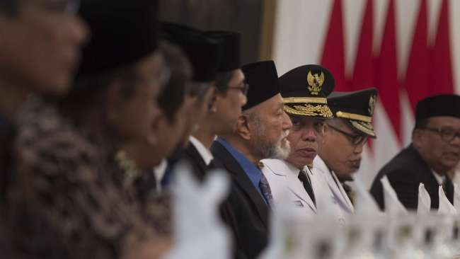 Gubernur Aceh Irwandi Yusuf (kanan) dan wakilnya Nova Iriansyah bertemu Presiden Joko Widodo di Istana Merdeka, Jakarta, Selasa (11/7).