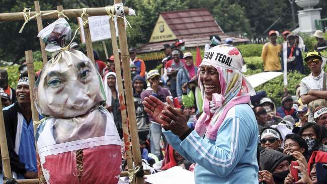 Menuntut pemerintah melegalkan alat tangkap ikan cantrang.  