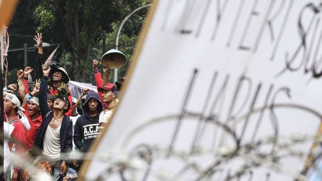 Aliansi Nelayan Indonesia berunjuk rasa di depan Istana, Jakarta, Selasa (11/7).