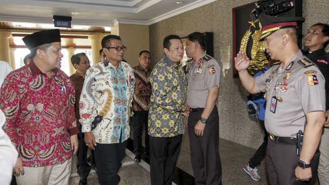 Kapolri Jenderal Tito Karnavian bersama dengan rombongan Pansus Hak Angket KPK melakukan pertemuan tertutup di Mabes Polri, Jakarta, Rabu (12/7).