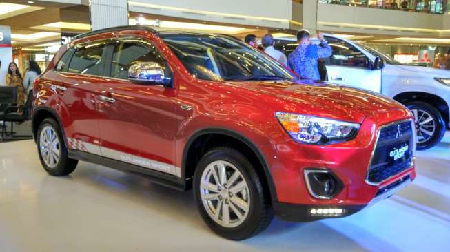 Mitsubishi Outlander Sport Active dipamerkan di Jakarta, Rabu (12/7). [Suara.com/Insan Akbar Krisnamusi]