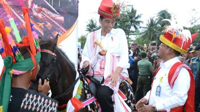 Kunjungi Sumba, Jokowi Naik Kuda dan Pakai Baju Adat