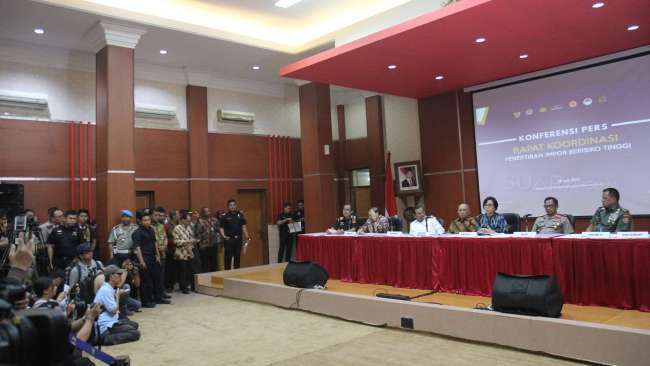 Kepala PPATK Kiagus Ahmad Badaruddin, Jaksa Agung HM Prasetyo, Kepala Staf Kepresidenan Teten Masduki, Menkeu Sri Mulyani, Kapolri Jenderal Pol Tito Karnavian, Panglima TNI Jenderal TNI Gatot Nurmantyo, dan Wakil Ketua KPK Saut Situmorang usai Rapat Koordinasi Program Penertiban Impor Beresiko Tinggi di Kantor Ditjen Bea Cukai, Jakarta, Rabu (12/7).