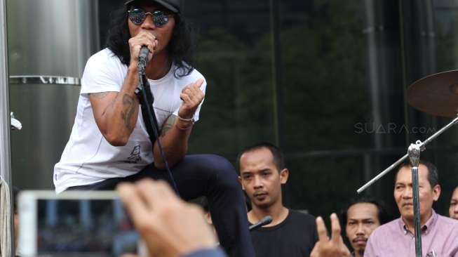 Grup band Slank menggelar konser dukungan terhadap KPK di halaman Gedung KPK, Jakarta, Kamis (13/7).