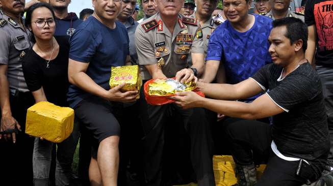 Sejumlah anggota Dit Narkoba Polda Metro Jaya memeriksa paket-paket sabu yang gagal diselundupkan di Dermaga eks Hotel Mandalika, Anyer, Serang, Banten, Kamis (13/7).