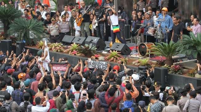 Grup band Slank menggelar konser dukungan terhadap KPK di halaman Gedung KPK, Jakarta, Kamis (13/7).