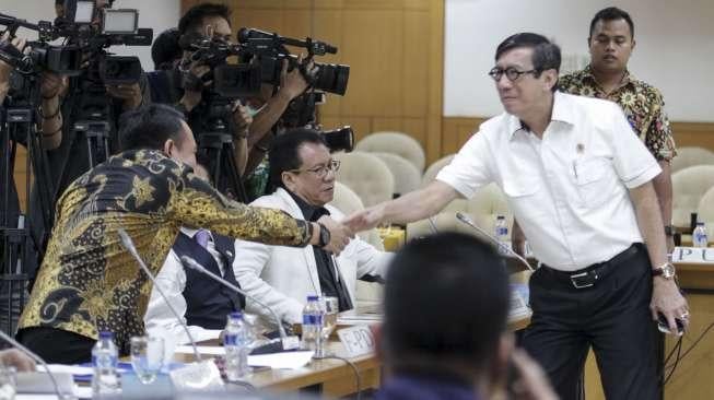 Panitia khusus (Pansus) RUU Pemilu menggelar rapat kerja dengan Menteri Dalam Negeri Tjahjo Kumolo, Menkumham Yasonna H Laoly dan Komisioner KPU Ilham Saputera di Kompleks Parlemen, Senayan, Jakarta, Kamis (13/7).