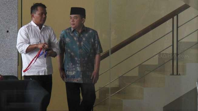 Anggota Fraksi Partai Golkar DPR Ade Komarudin menjalani pemeriksaan di gedung KPK, Jakarta, Kamis (13/7).