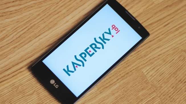 Logo perusahaan Kaspersky Lab pada layar sebuah telepon seluler pintar. (Shutterstock)